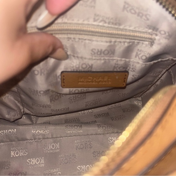 Brown Michael Kors bag. Normal sized bag. Fits a lot of stuff in it - Picture 5 of 6